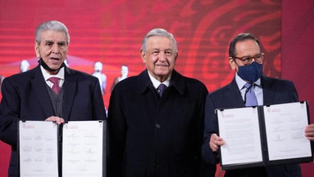 AMLO firma acuerdo con empresarios para eliminar la subcontratación