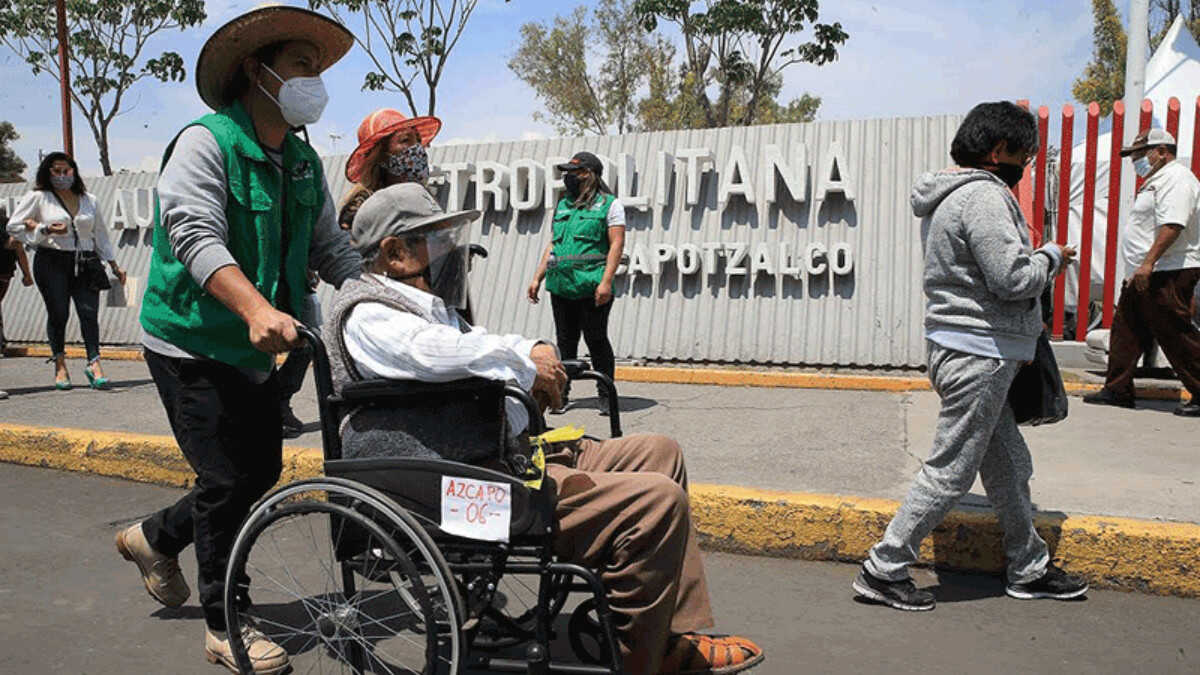 La esperanza de vida de un adulto mayor con COVID-19 disminuyó de 52 a 40%