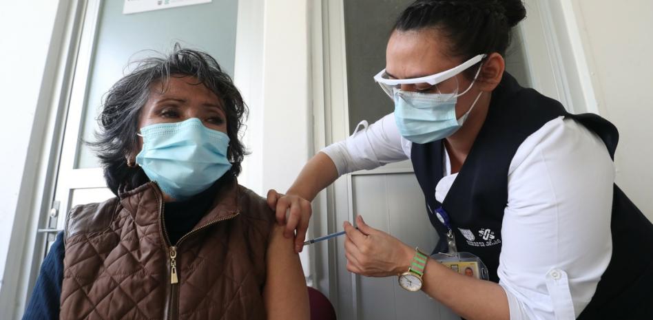 El porcentaje de población inmunizada al menos con una dosis es del 84%