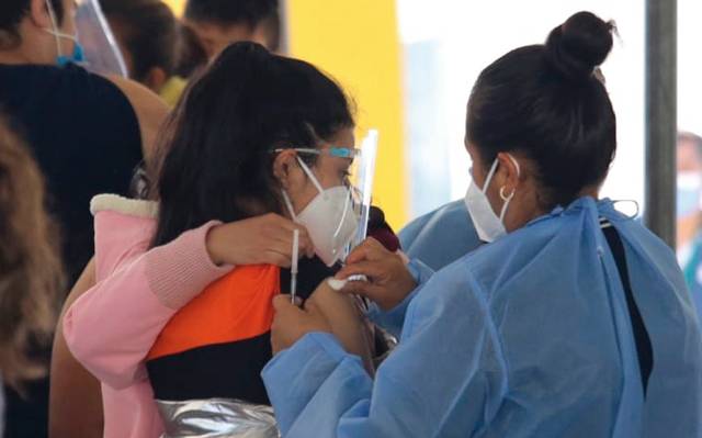 Vacunan a mil 300 adolescentes poblanos con comorbilidades