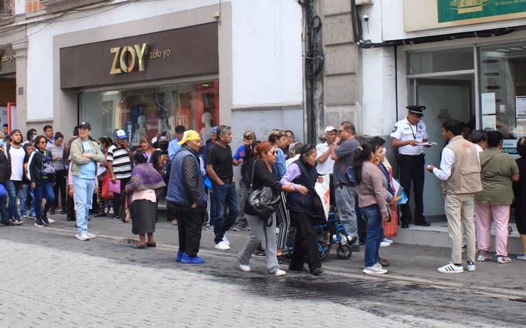 Larga fila en cajero del Bienestar de Puebla