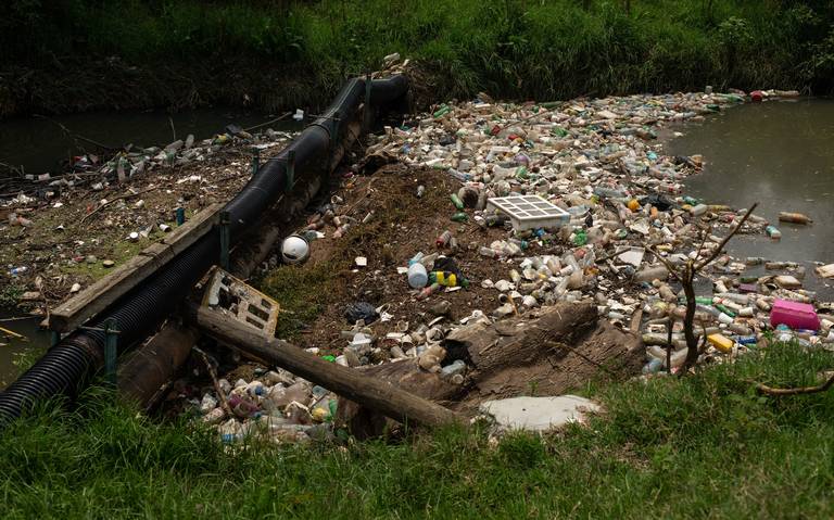 Promotora ambiental busca aprovechar residuos peligrosos de la capital poblana