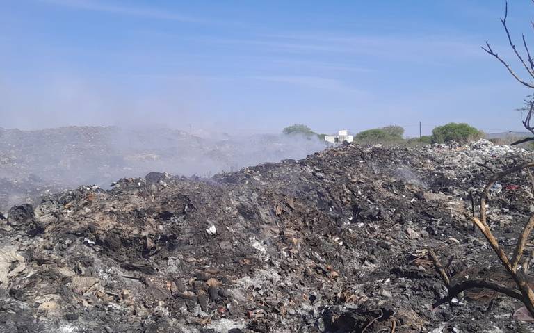 Casi un mes de fuego en basurero de Ixcaquixtla
