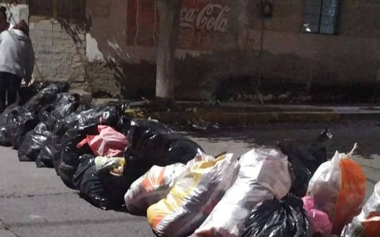 Bloquean calles de Tehuacán con bolsas de basura para exigir la recolección de residuos