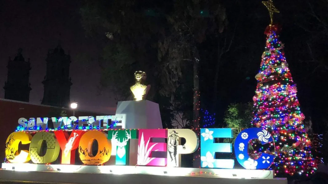 Encienden por primera vez un árbol navideño en Coyotepec