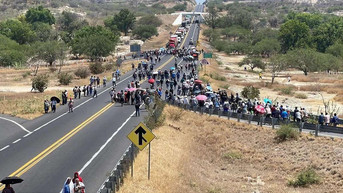 Bloquean la autopista Cuacnopalan – Oaxaca, altura San José Miahuatlán; pobladores exigen frenar a empresa “china”