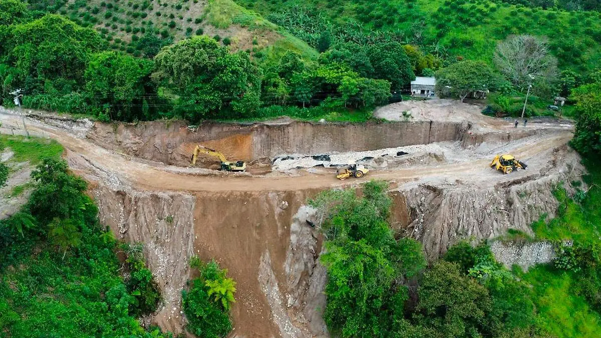 Reconstruirán tramo de la carretera de Hueytamalco más afectado por deslaves