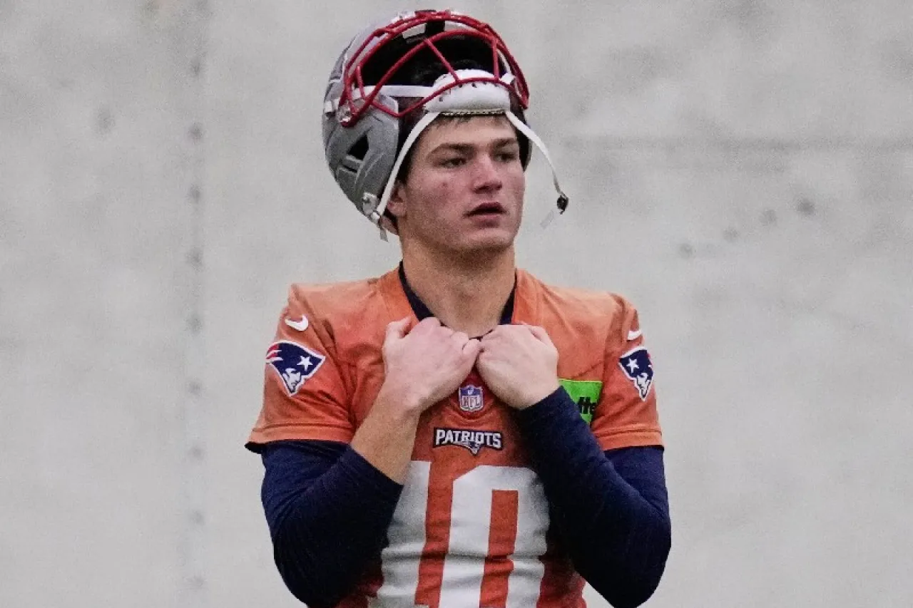 Dice Drake Maye que tuvo práctica “normal” pese a molestia de hombro